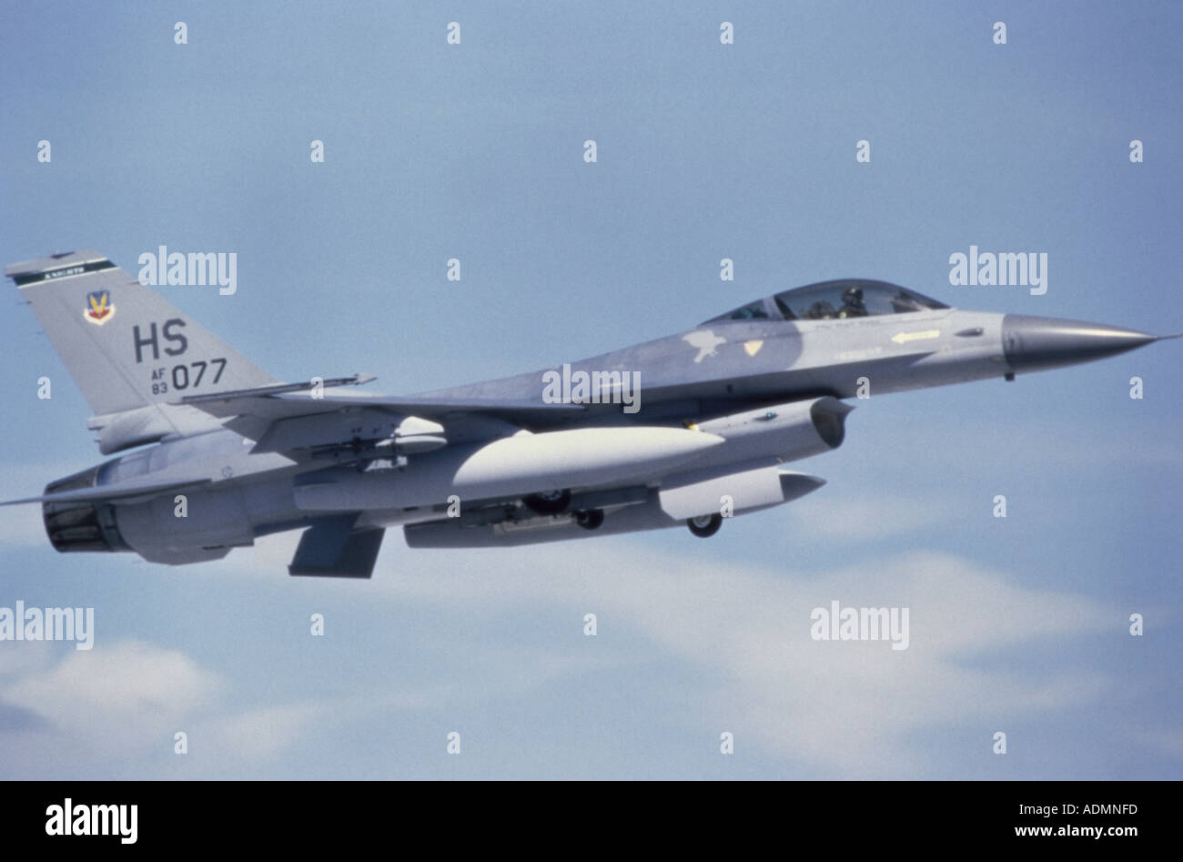 Basso angolo di visione di un F-16 Fighting Falcon Foto Stock