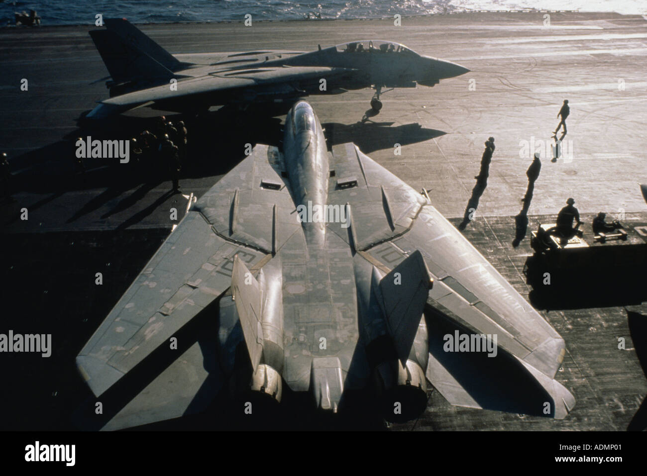 Angolo di alta vista di F-14A Tomcats sulla USS Saratoga Foto Stock