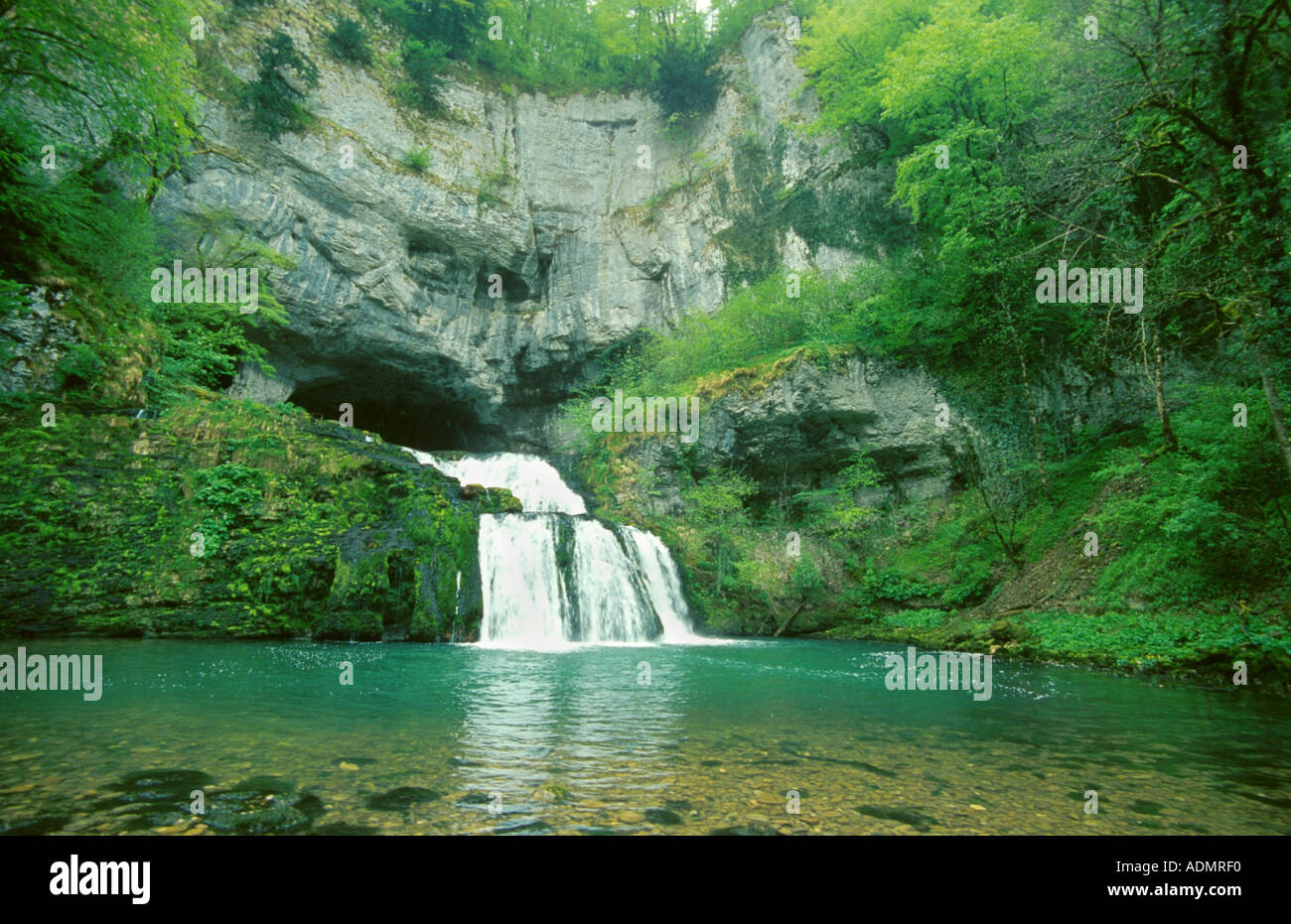 Grotta, Source de Lison, ingresso di effluente grotta con cascata, Francia, Doubs Foto Stock