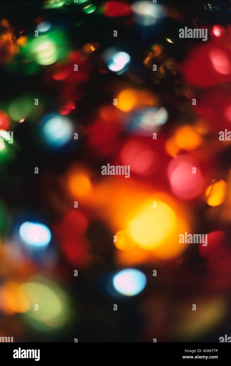 Al di fuori della messa a fuoco, multi-colore luci di Natale su un albero compongono questa vacanza meravigliosa astratta. Foto Stock