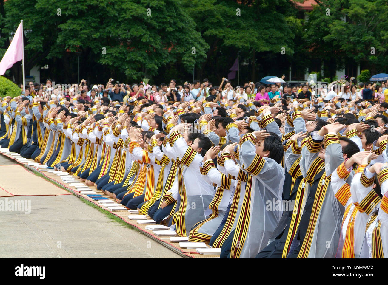 Studenti presso l'università di Chulalongkorn a Bangkok in Tailandia durante la cerimonia di consegna dei diplomi del campus Foto Stock