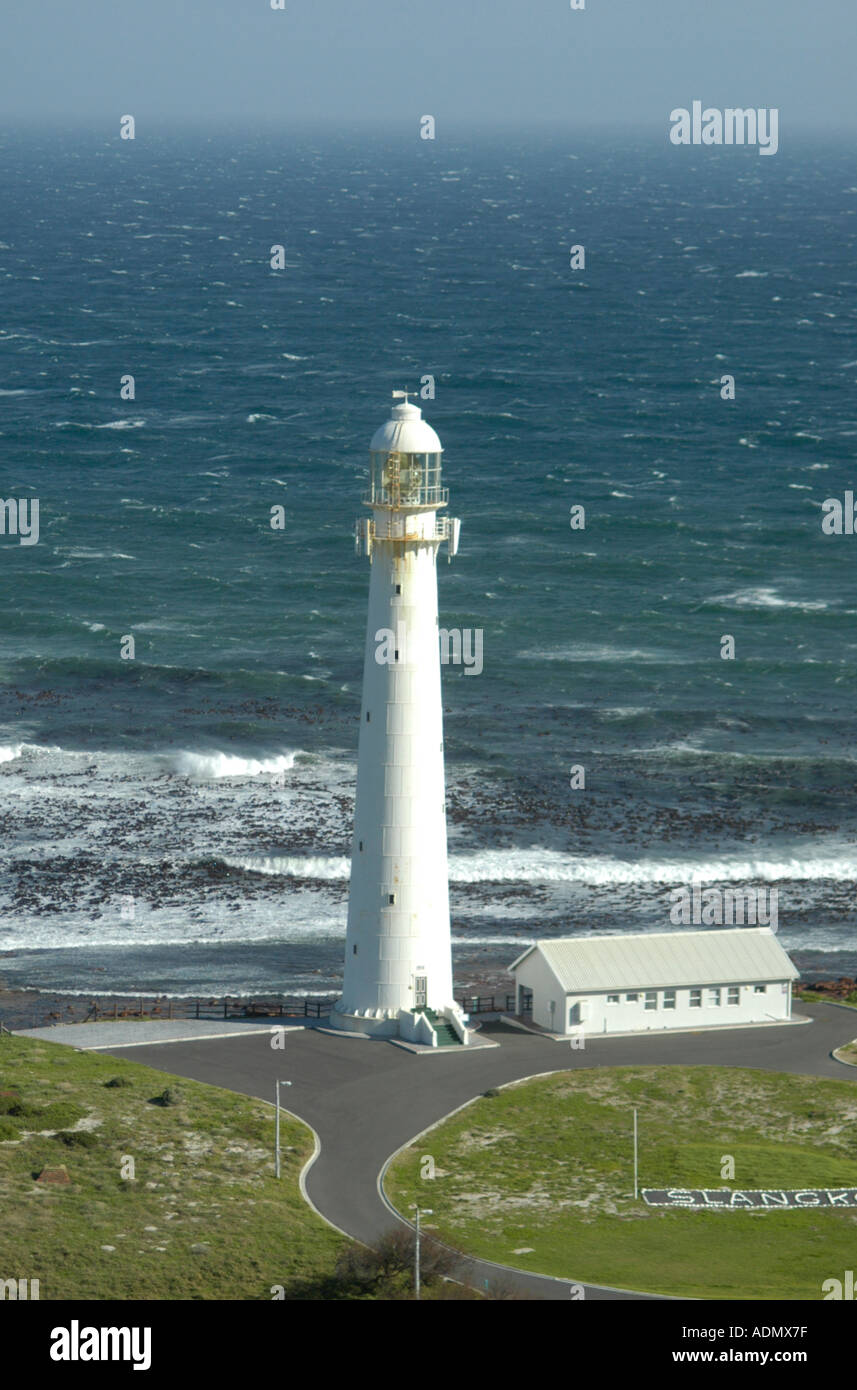 Il familiare sito di faro Slangkop come uno arriva lungo la strada Kommetjie un ottimo luogo per birders Foto Stock