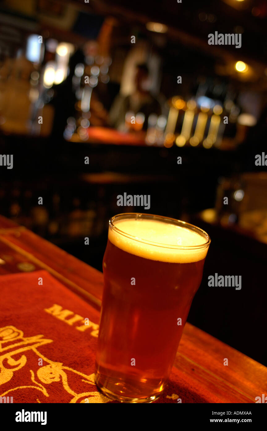 La pinta di birra impostato su una barra di legno Foto Stock