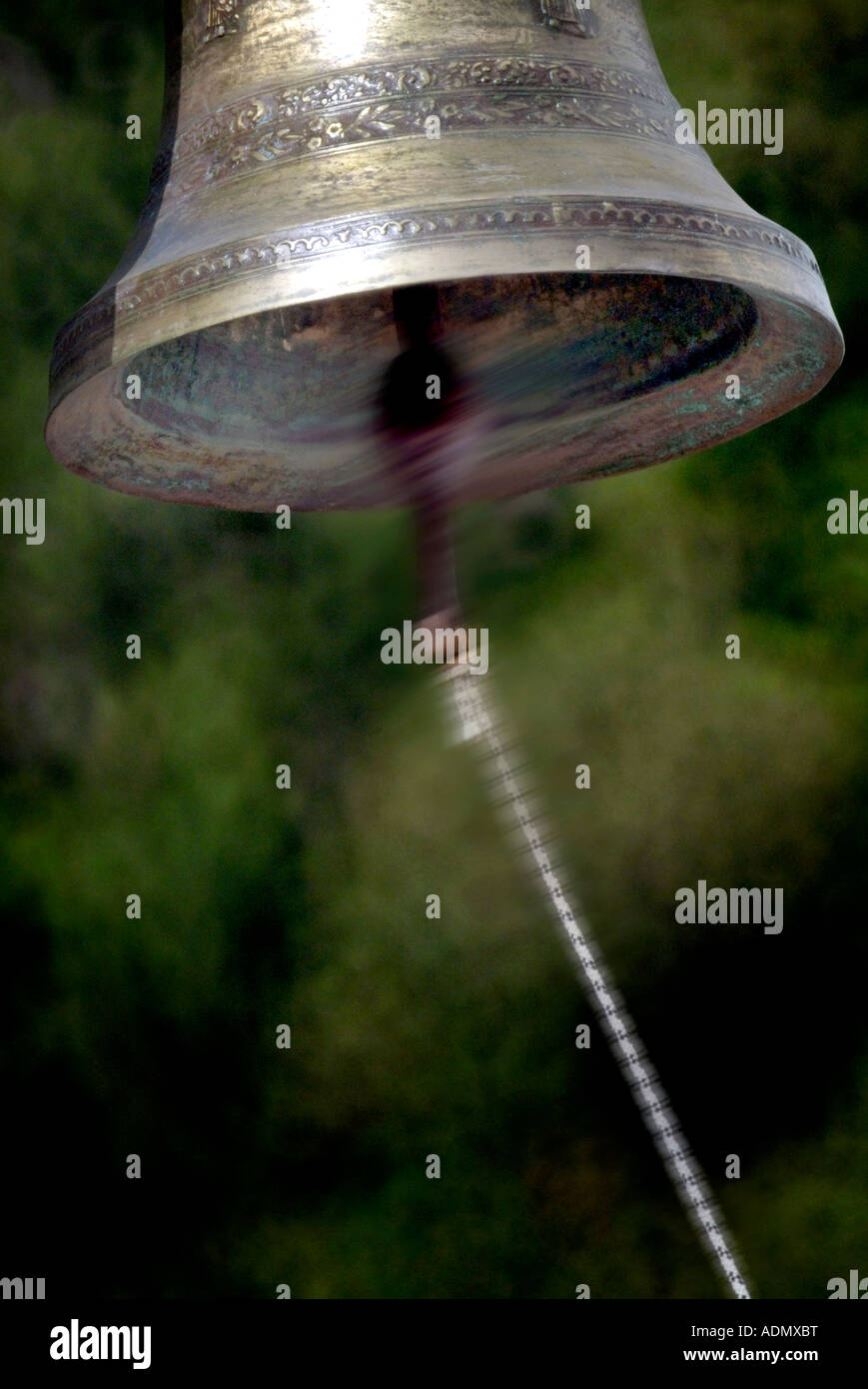 Ottone o bronzo campana di metallo è registrata con lo spostamento battaglio tirato da corda Foto Stock