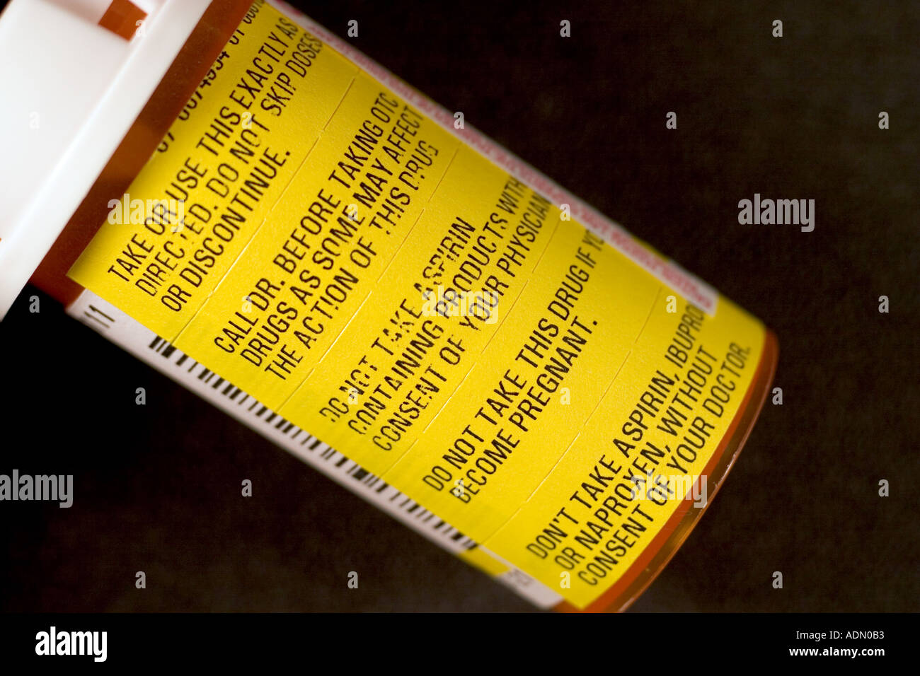 Le etichette di avvertimento sulla prescrizione flacone di farmaco Foto Stock