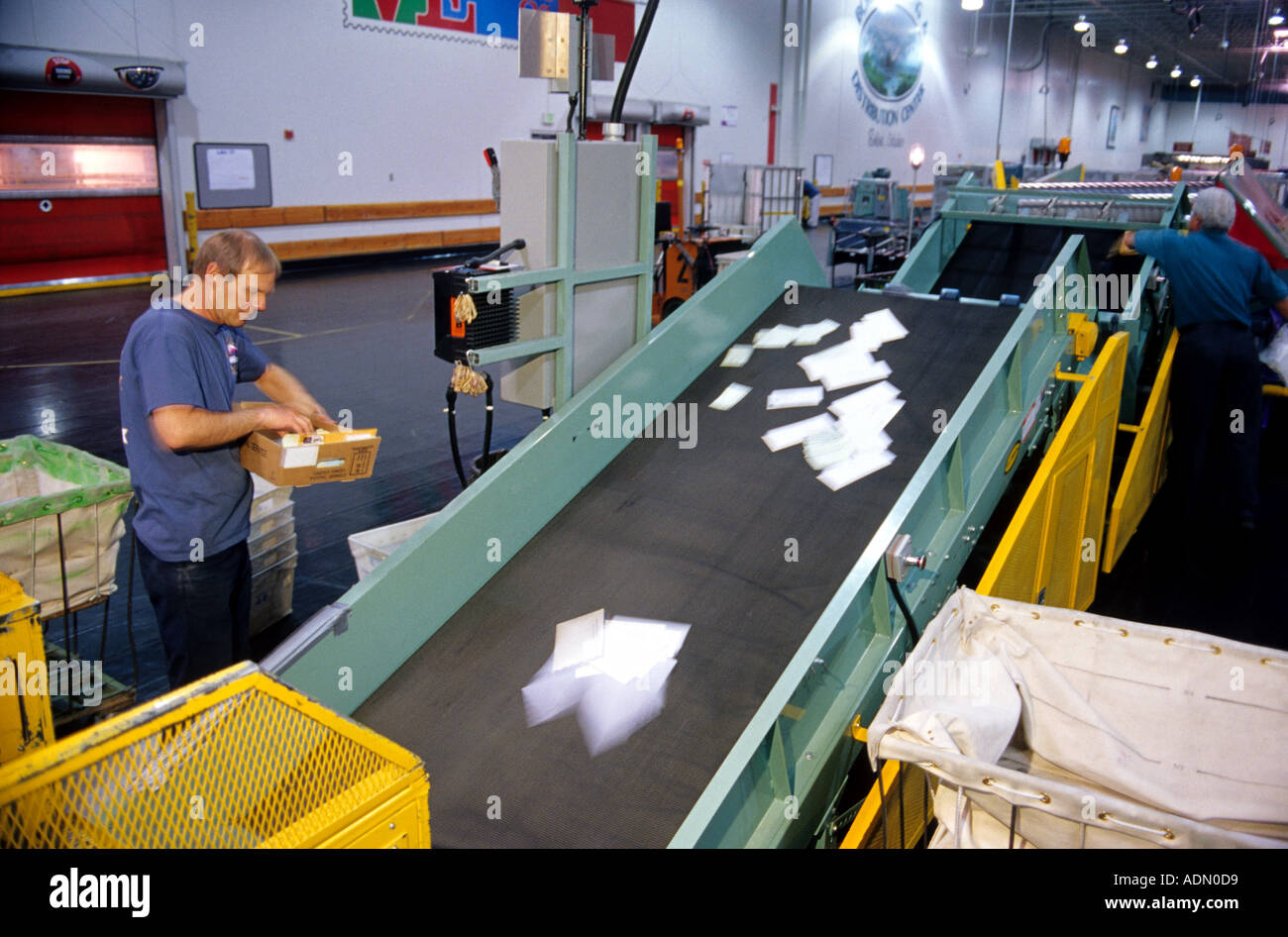 Mail su un edger nastro alimentatore a postali automatizzate facility a Boise Idaho Foto Stock