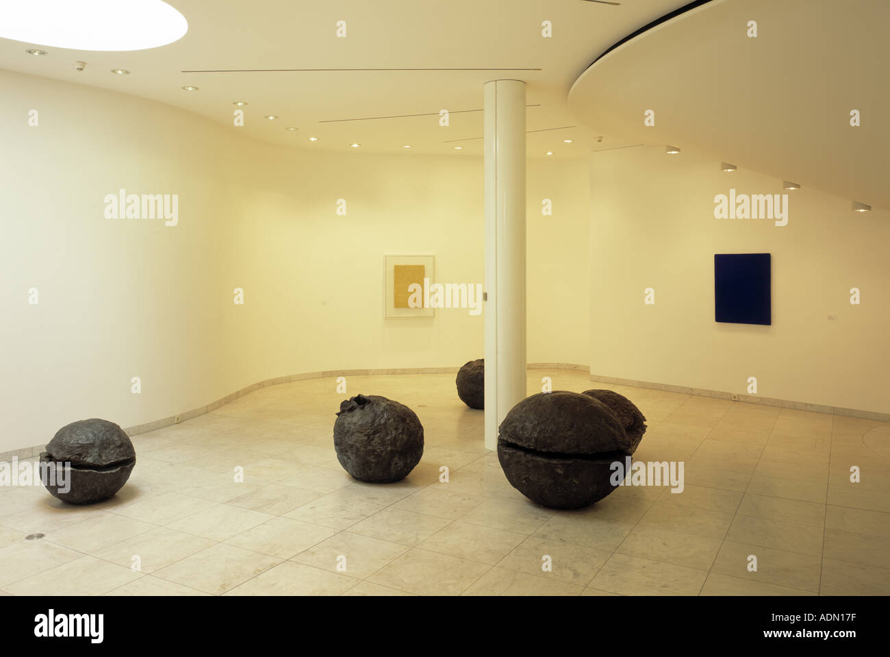 Mönchengladbach, Museo Abteiberg, Raum mit Werken von Fontana und Yves Klein Foto Stock