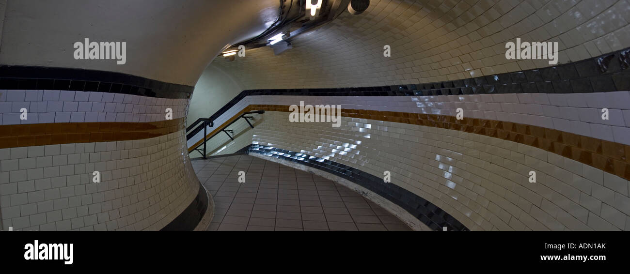 A Lambeth del nord Sotterraneo della stazione tunnel passeggeri Bakerloo line Londra Foto Stock