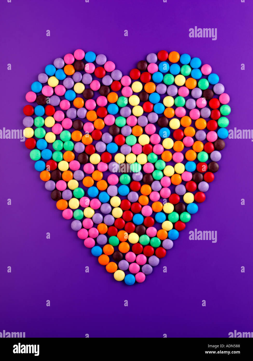 La caramella dolce cuore su viola Foto Stock