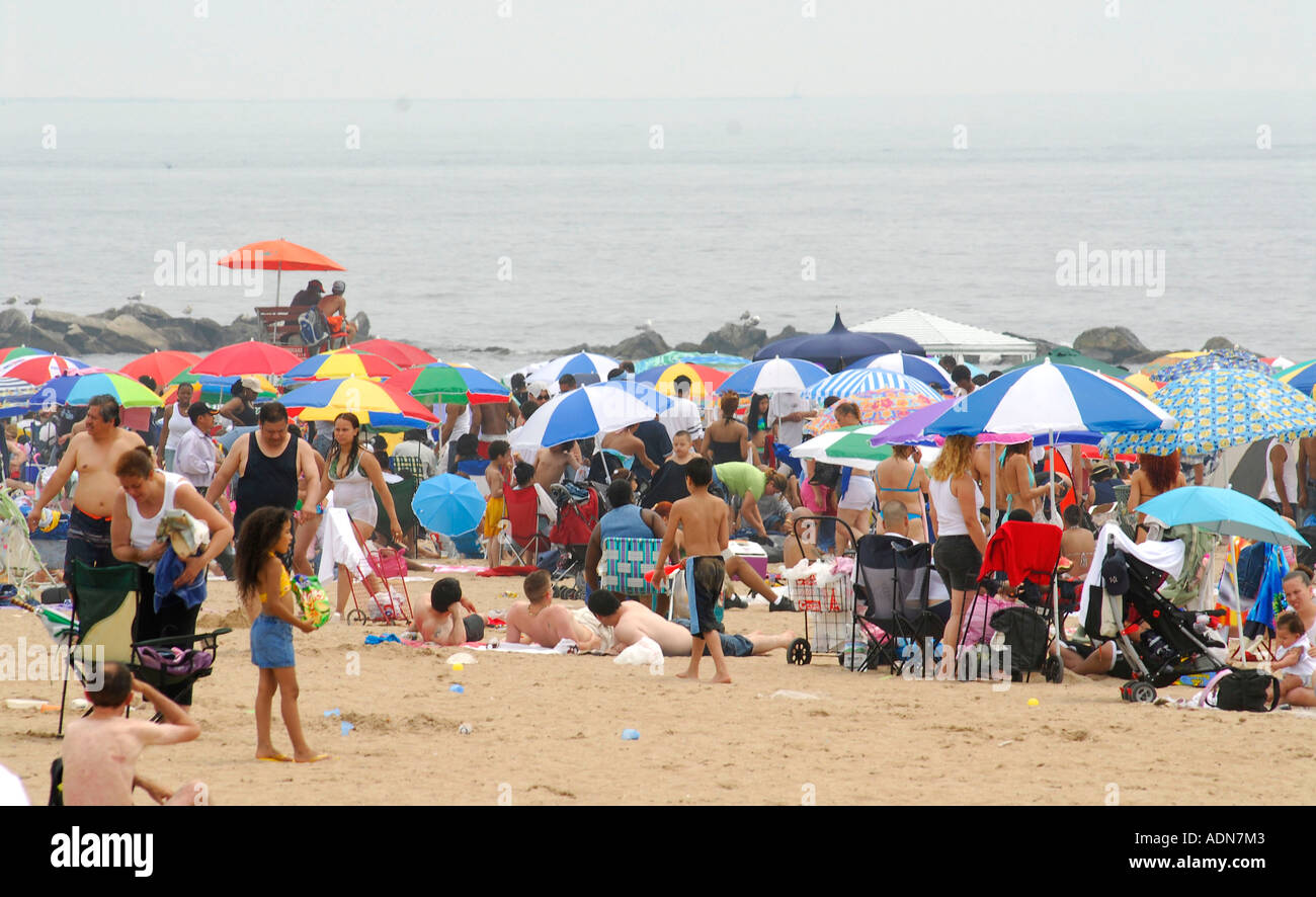 Migliaia di persone hanno scelto di Coney Island e le spiagge di Brooklyn per rilassarsi durante un tipico NYC caldo e umido del quarto giorno di luglio nella città di New York Foto Stock