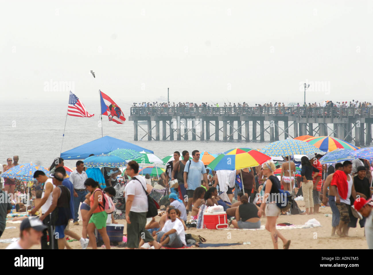 Migliaia di persone hanno scelto di Coney Island e le spiagge di Brooklyn per rilassarsi durante un tipico NYC caldo e umido del quarto giorno di luglio nella città di New York Foto Stock