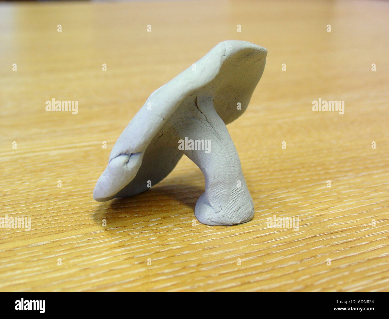 Blu-tack fungo su un computer desktop Foto Stock