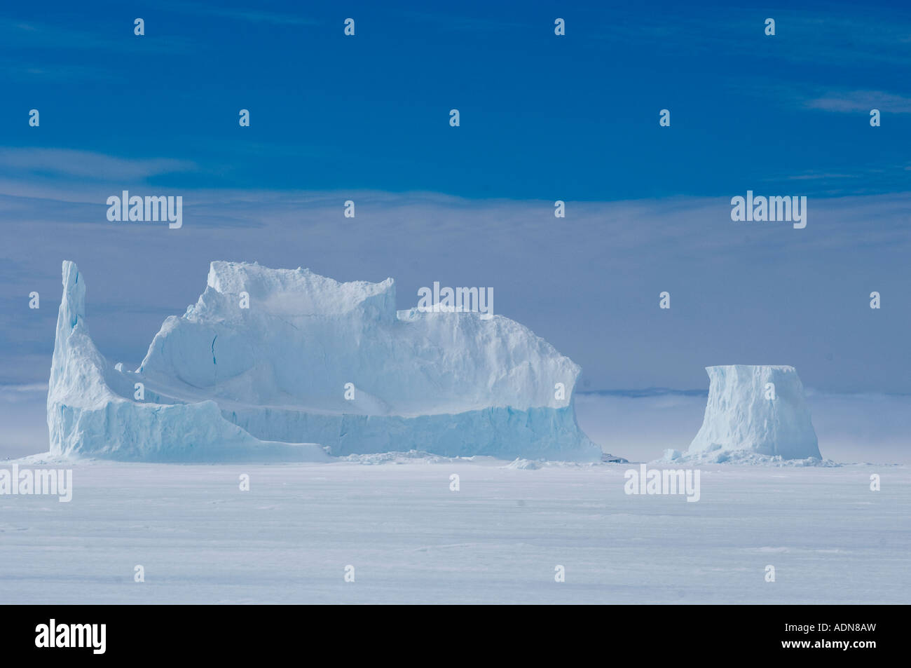Enormi iceberg glaciale è bloccato in posizione quando il mare si blocca in inverno.da un ghiacciaio della Groenlandia, sarà liberato in primavera. Foto Stock