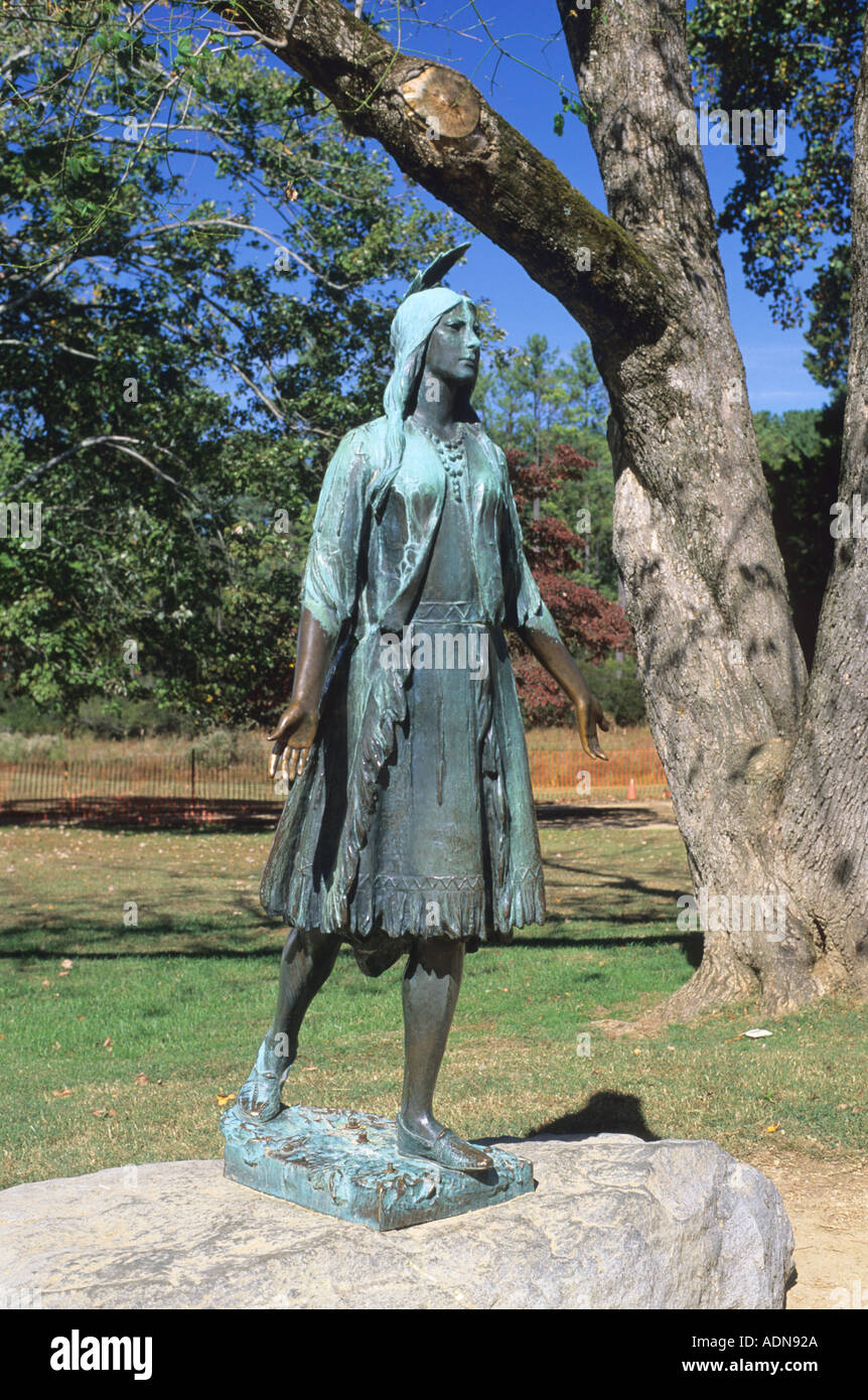 Una statua di bronzo di Pocahontas in Jamestown Virginia Foto Stock