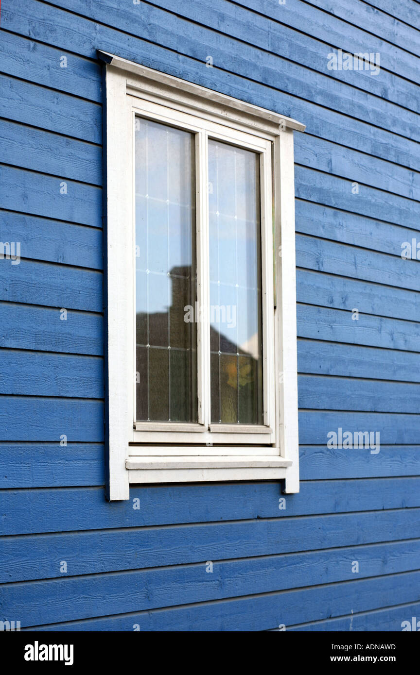 Blu a doghe di legno con finestra Foto Stock