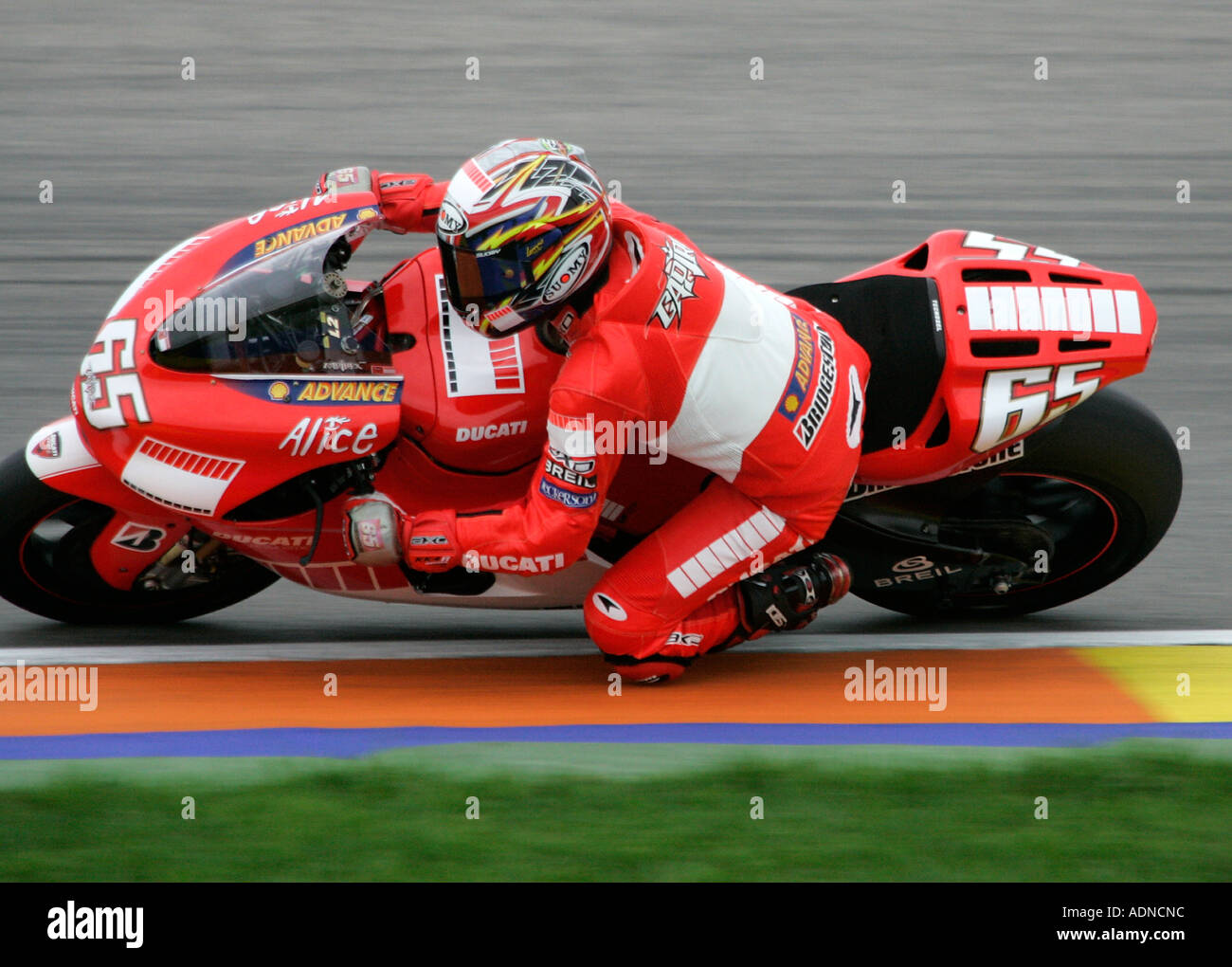 Loris Capirossi in sella per il team Ducati in Moto GP 2005 campionato a Valencia Foto Stock