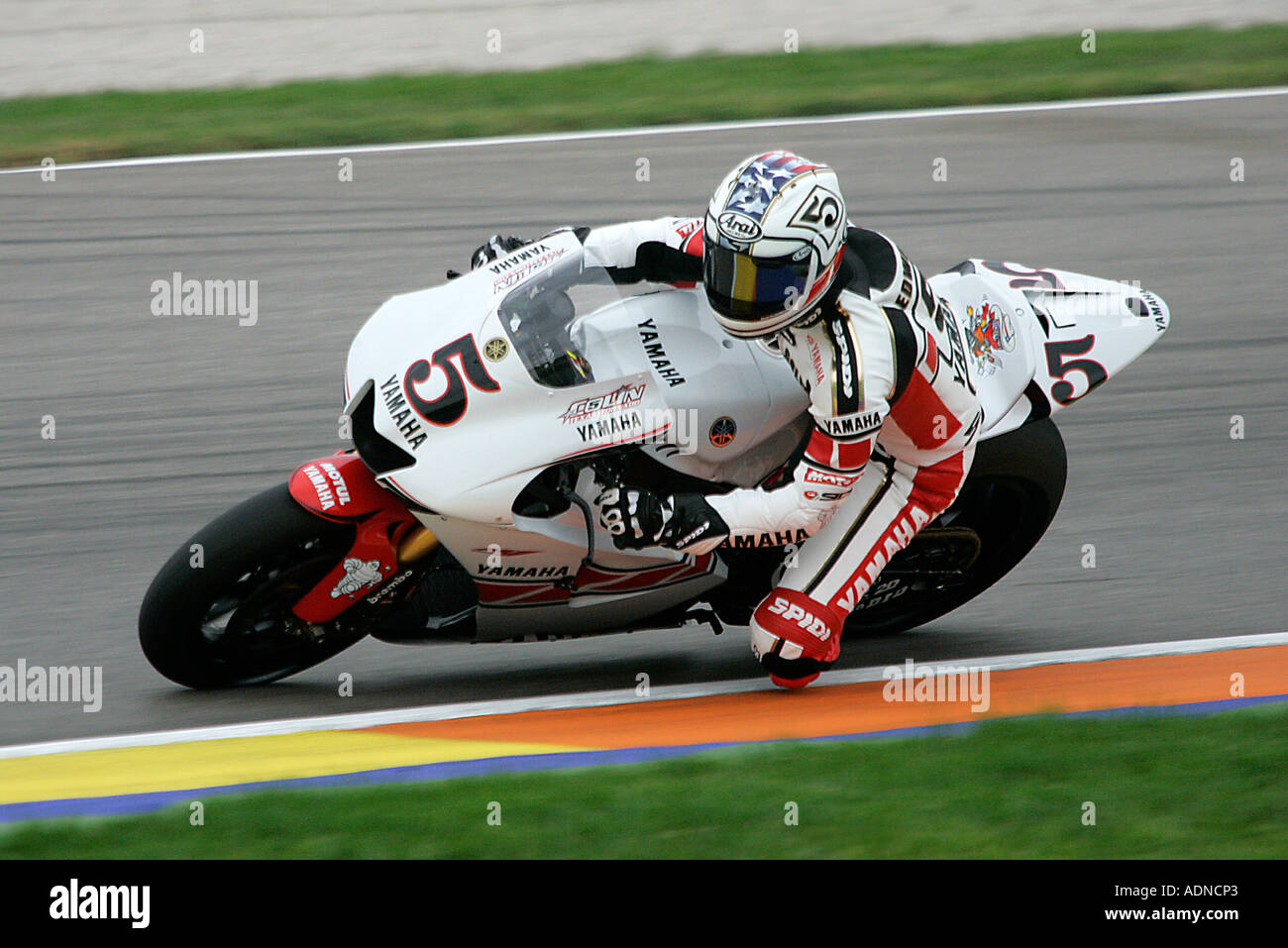 Colin Edwards in sella per il team Yamaha in Moto GP 2005 campionato a  Valencia Foto stock - Alamy