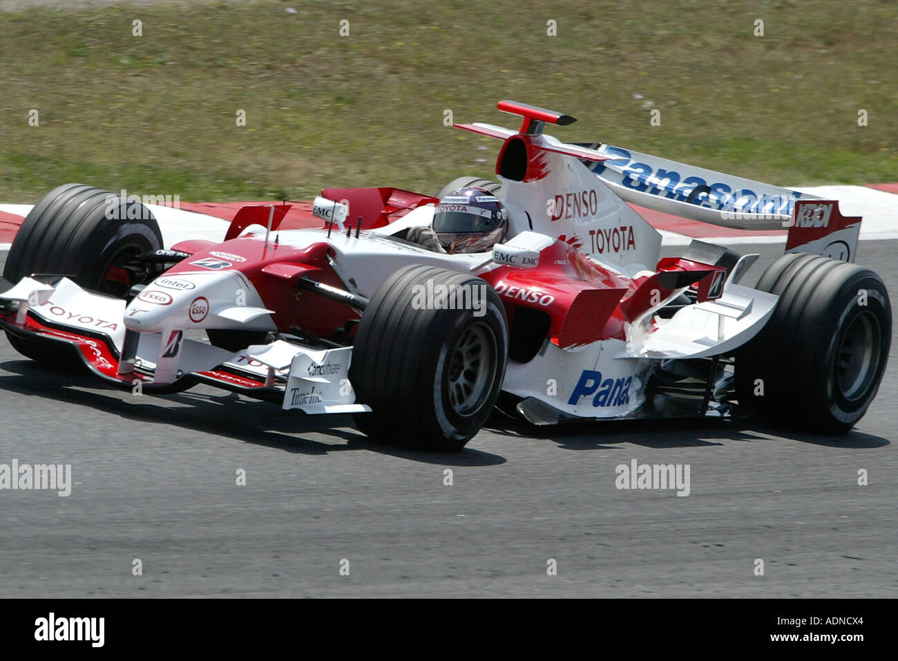 Driver di Formula 1 Ralph Schumacher alla guida per la Toyota a Montmelo Circuit, Barcelona, Spagna nel 2006 Foto Stock