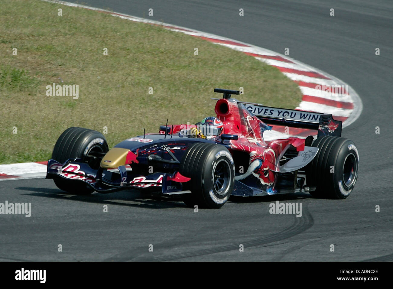 Scott Speed, Torro Rosso di Formula One driver guida a Montmelo Circuit, Barcellona, Spagna Foto Stock
