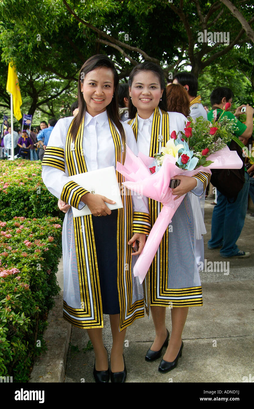 Due studentesse alla cerimonia di laurea presso l'università di Chulalongkorn a Bangkok in Tailandia Foto Stock