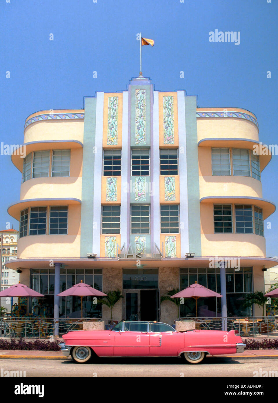 Pink Cadillac parcheggiata fuori Hotel Marlin, South Beach, Miami, Florida, Stati Uniti d'America Foto Stock