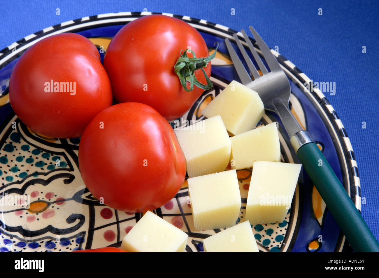 La cucina greca di pomodori freschi e di segmenti di una luce di formaggio dalla Macedonia Kefalogravier Foto Stock