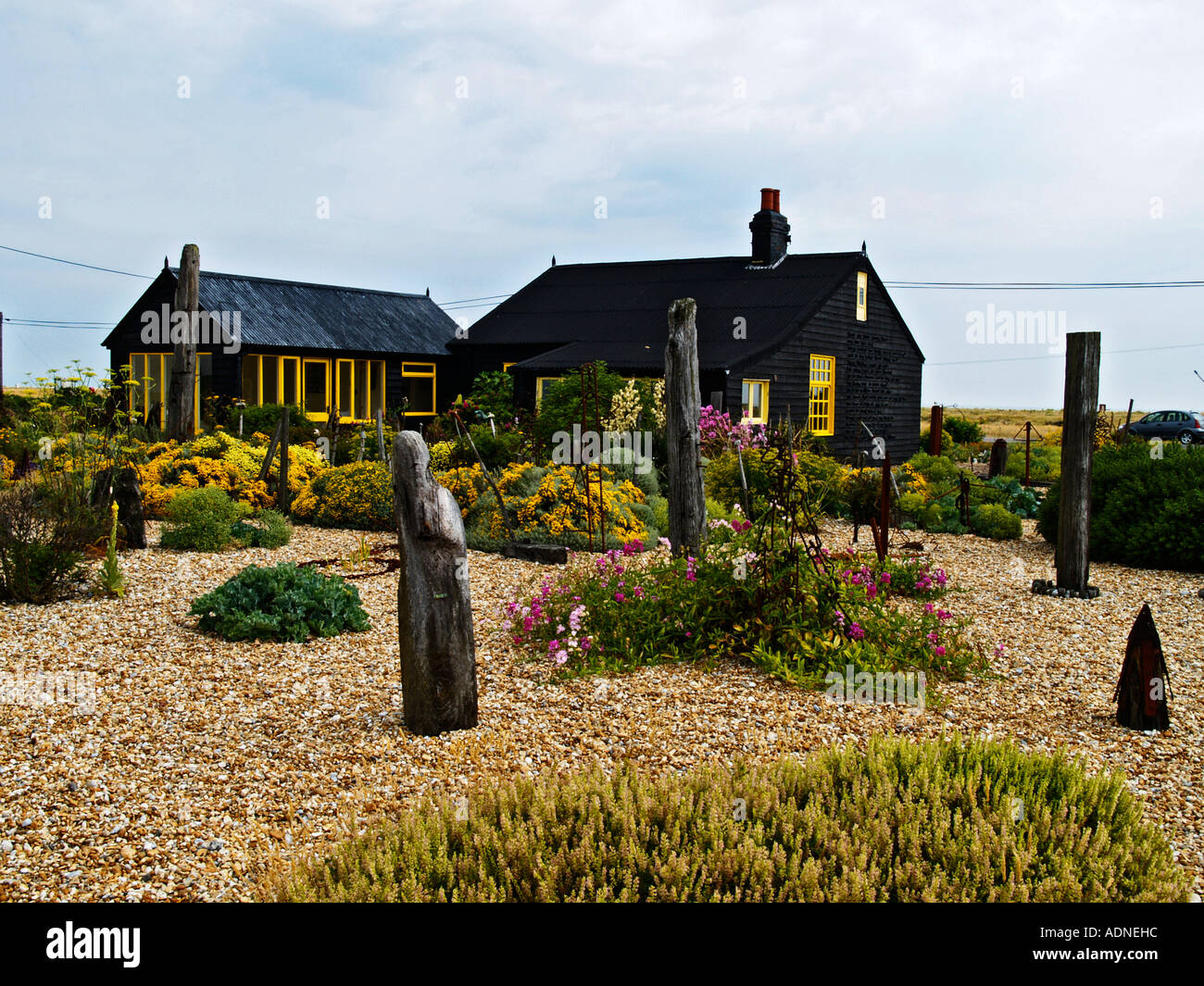 Prospettiva Cottage, la casa e il giardino che precedentemente apparteneva al produttore di film Derek Jarman a Dungeness, Kent, Regno Unito. Foto Stock