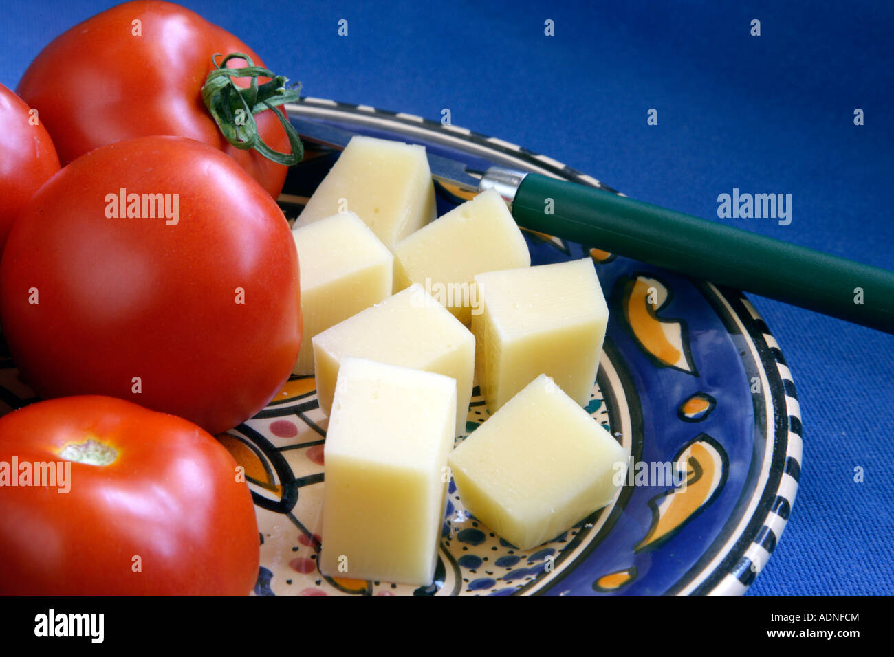La cucina greca di pomodori freschi e di segmenti di una luce di formaggio dalla Macedonia Kefalogravier Foto Stock