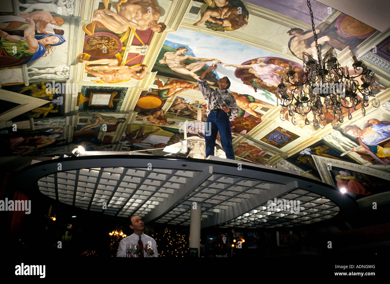 Cocotoo Ristorante Italiano Manchester con replica di Michelangelo per il soffitto della Cappella Sistina per artista Michael Browne Foto Stock