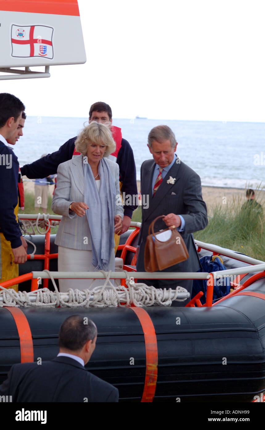 Il principe Carlo e Camilla a Caister scialuppa di salvataggio Foto Stock