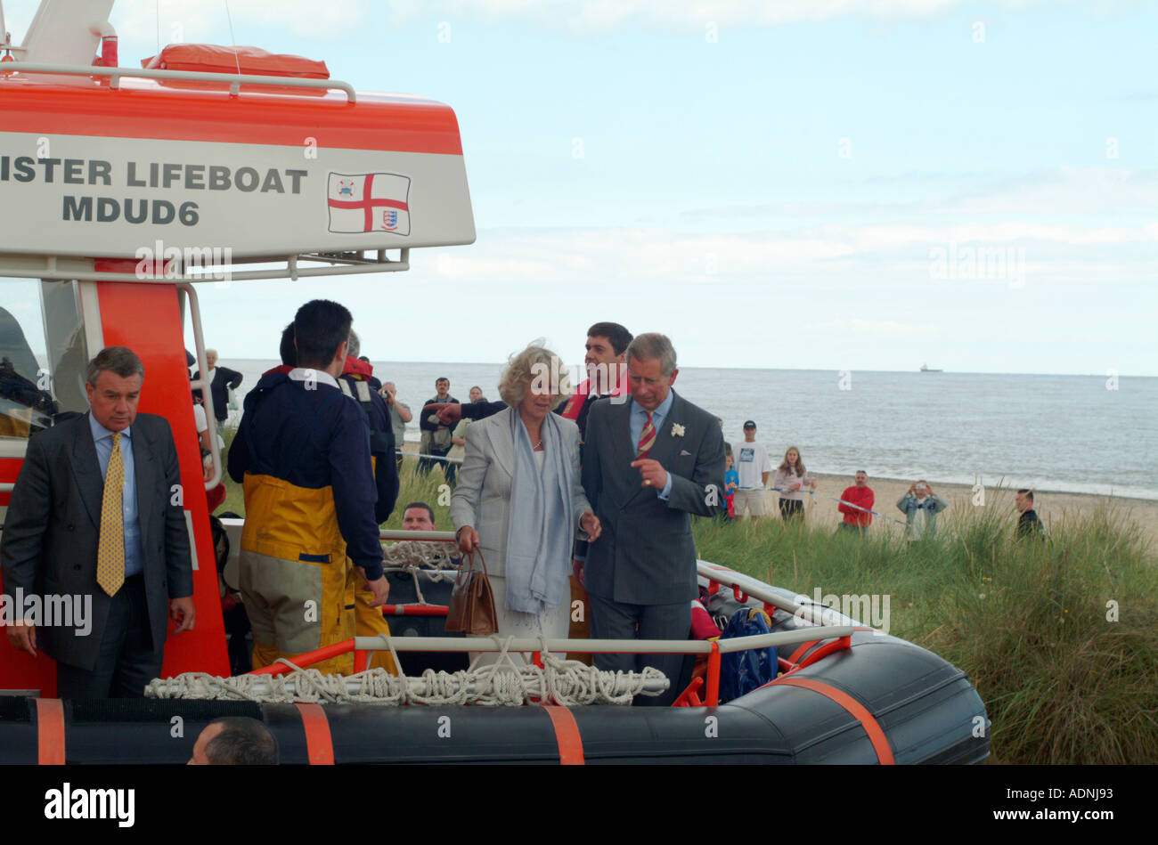 Il principe Carlo e Camilla a Caister scialuppa di salvataggio Foto Stock