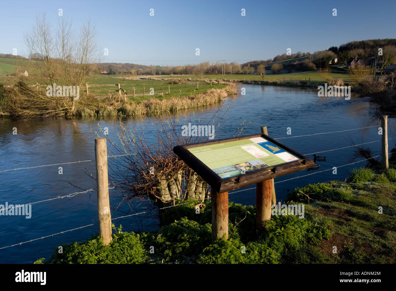 Il fiume Avon a Stratford castello vicino Salisbury Wilts con bacheca esplicativa circa la fauna selvatica Wiltshire Foto Stock