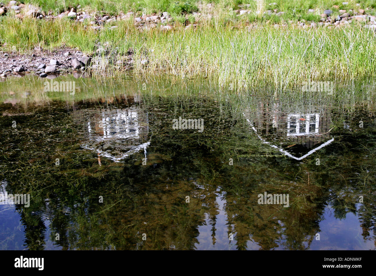 Lodge riflette in Babine lake in British Columbia, Canada Foto Stock