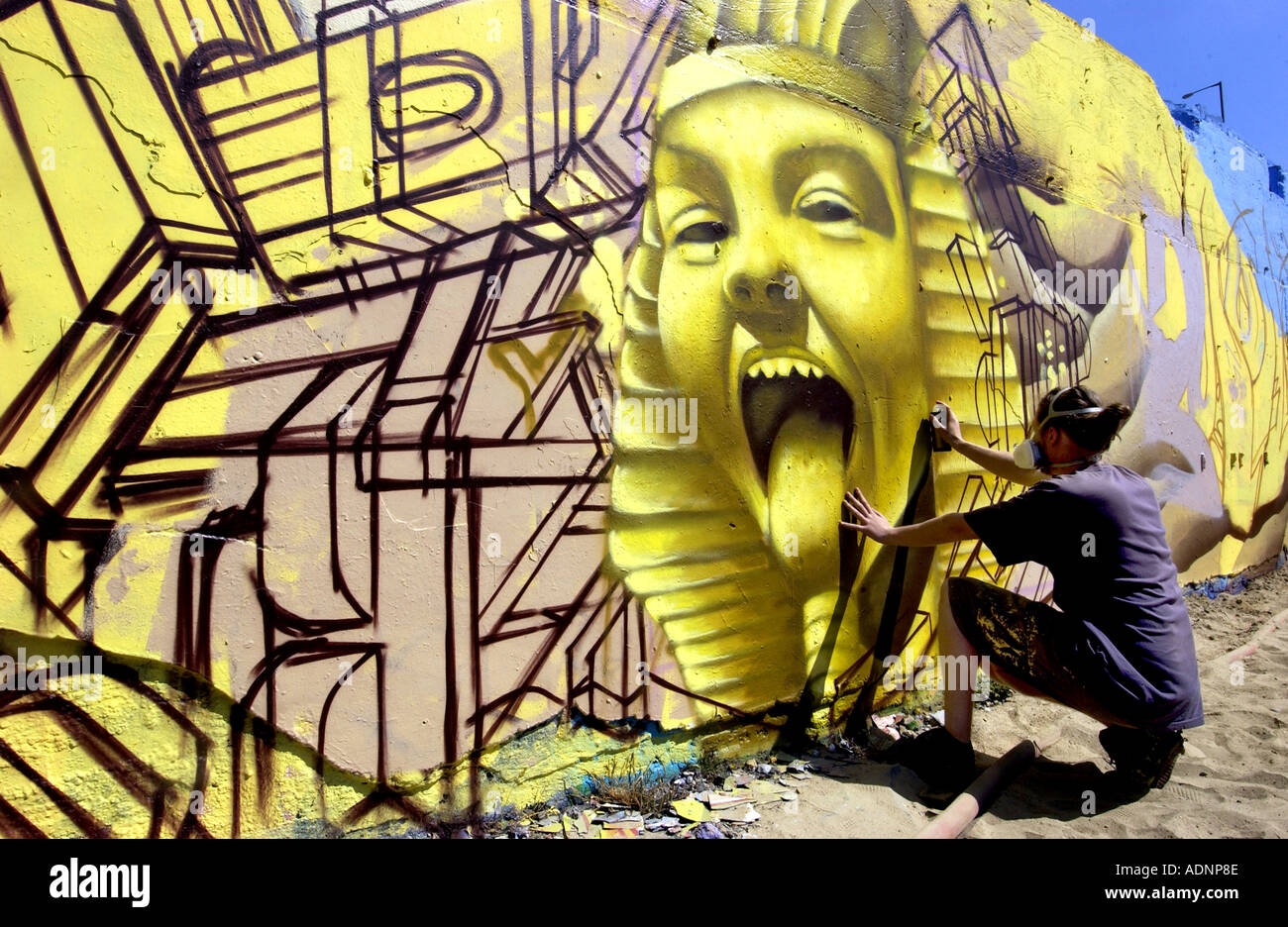 Strada urbana arte incontra gli antichi egizi come artista di graffiti crea un faraone Foto Stock