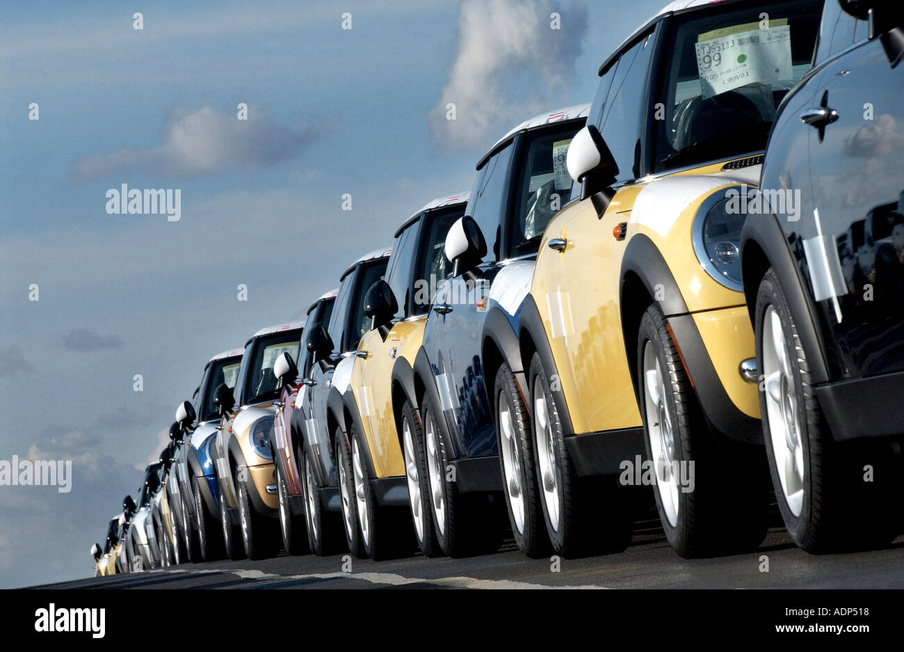 Lungo le linee della nuovissima BMW Mini e Mini Cooper auto esportazione attendono a Wallenius Wilhelmsen caricatori a Southampton Docks Foto Stock