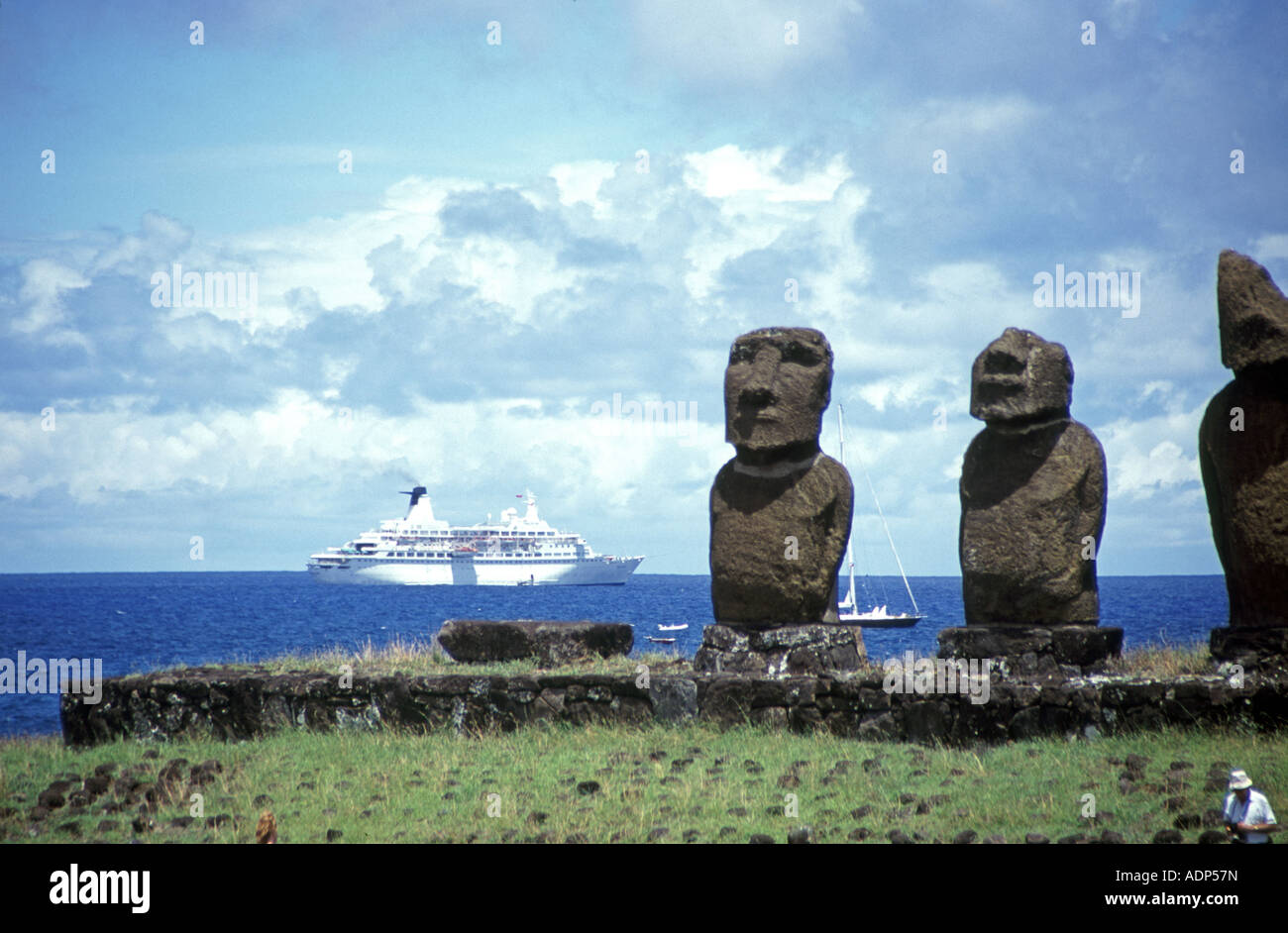 La nave di crociera scoperta che sono ancorate al largo di Isola di Pasqua Cile Sud Pacifico con Ahu Vai Ure in primo piano a Tahai Foto Stock