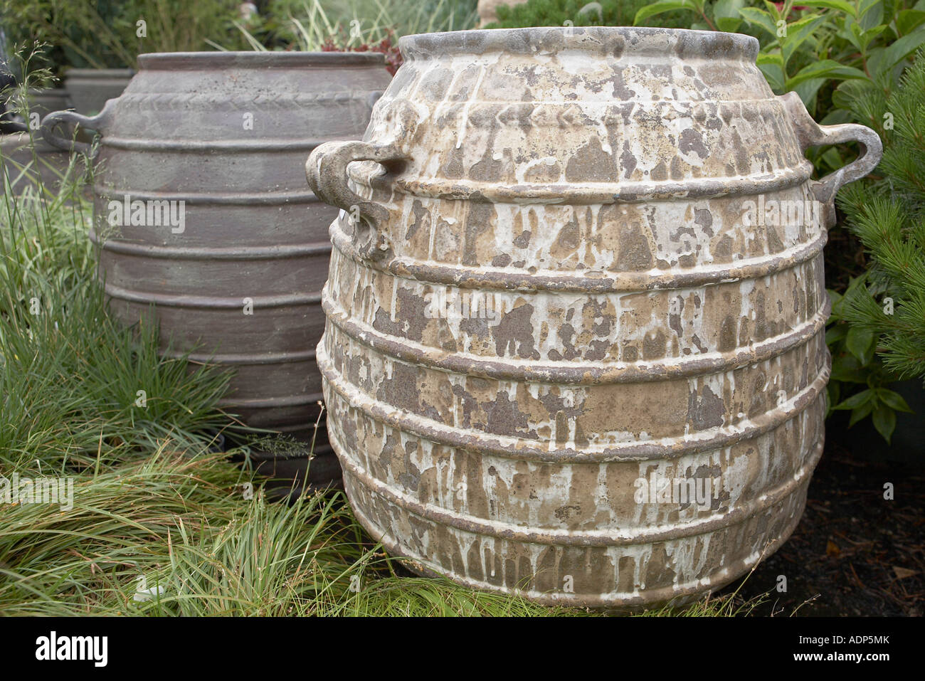 Due grandi giardino di argilla urne cinerarie con maniglie Foto Stock