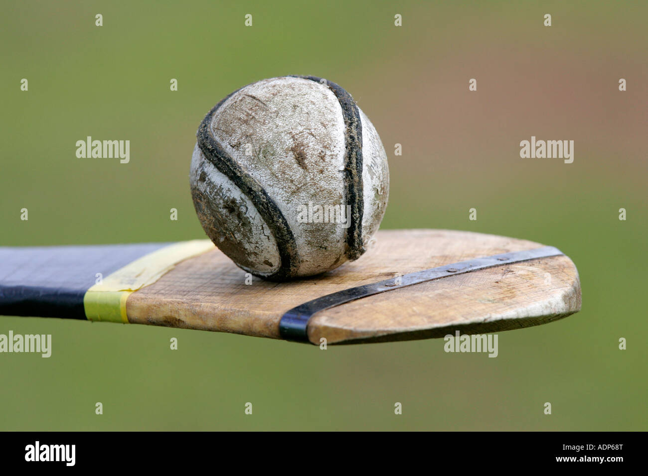 Utilizzato cuoio sliothar hockey irlandese sfera equilibrata su un hurley stick caman Foto Stock