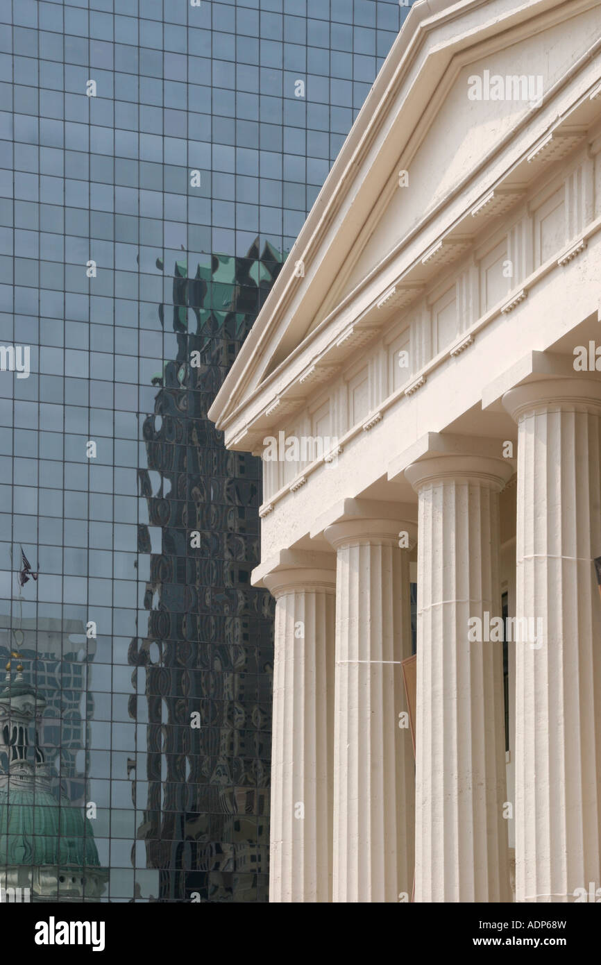 Un'architettura moderna e classica insieme a contrasto Foto Stock