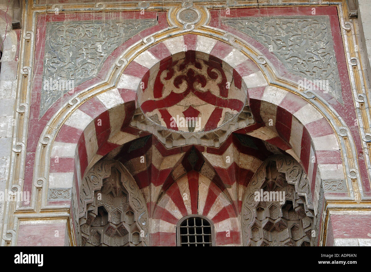 Architettura Mamluk dettaglio all'ingresso facciata del complesso funerario di Sultan al-Ashraf Qaytbay o Qaitbay moschea in Il Cairo Egitto Foto Stock