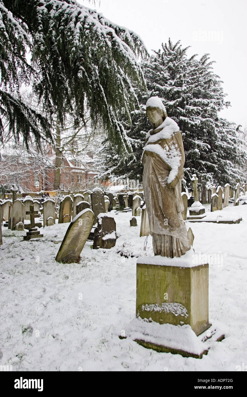 Coperta di neve monumento e lapidi in Hampstead sagrato della chiesa parrocchiale di London Regno Unito Foto Stock