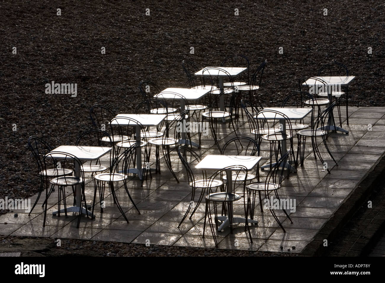 Abbandonato i tavoli e le sedie fuori stagione sulla spiaggia di Brighton South Coast Inghilterra Regno Unito Foto Stock