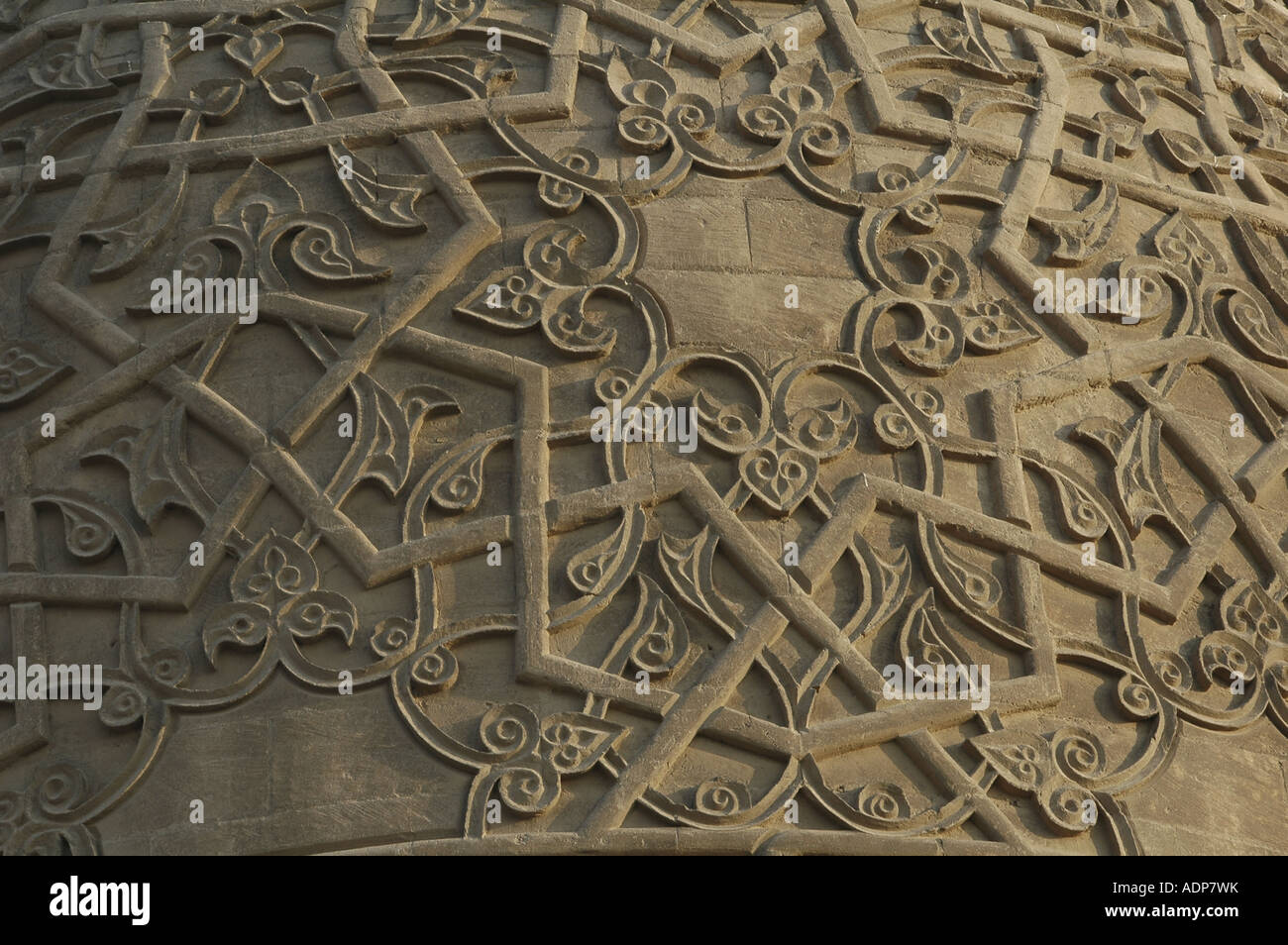 Muqarnas arabesque incisioni del mausoleo e complesso della moschea del sultano al-Ashraf Qaytbay o Qaitbay nella città dei morti o in Il Cairo Egitto Foto Stock