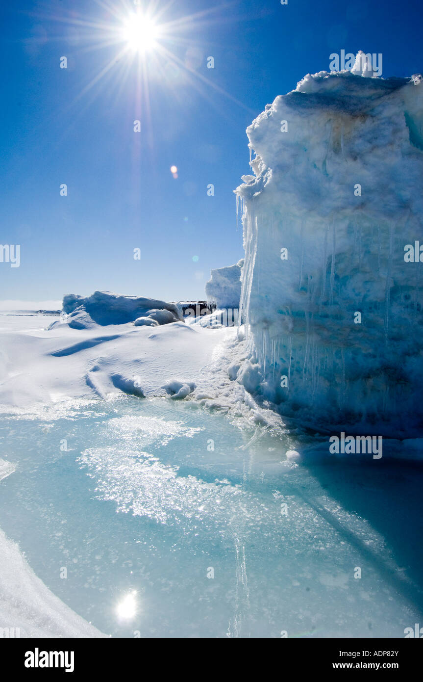 Piscina acqua di disgelo a base di iceberg con il crack nell'oceano mare di ghiaccio a base in primavera. Foto Stock