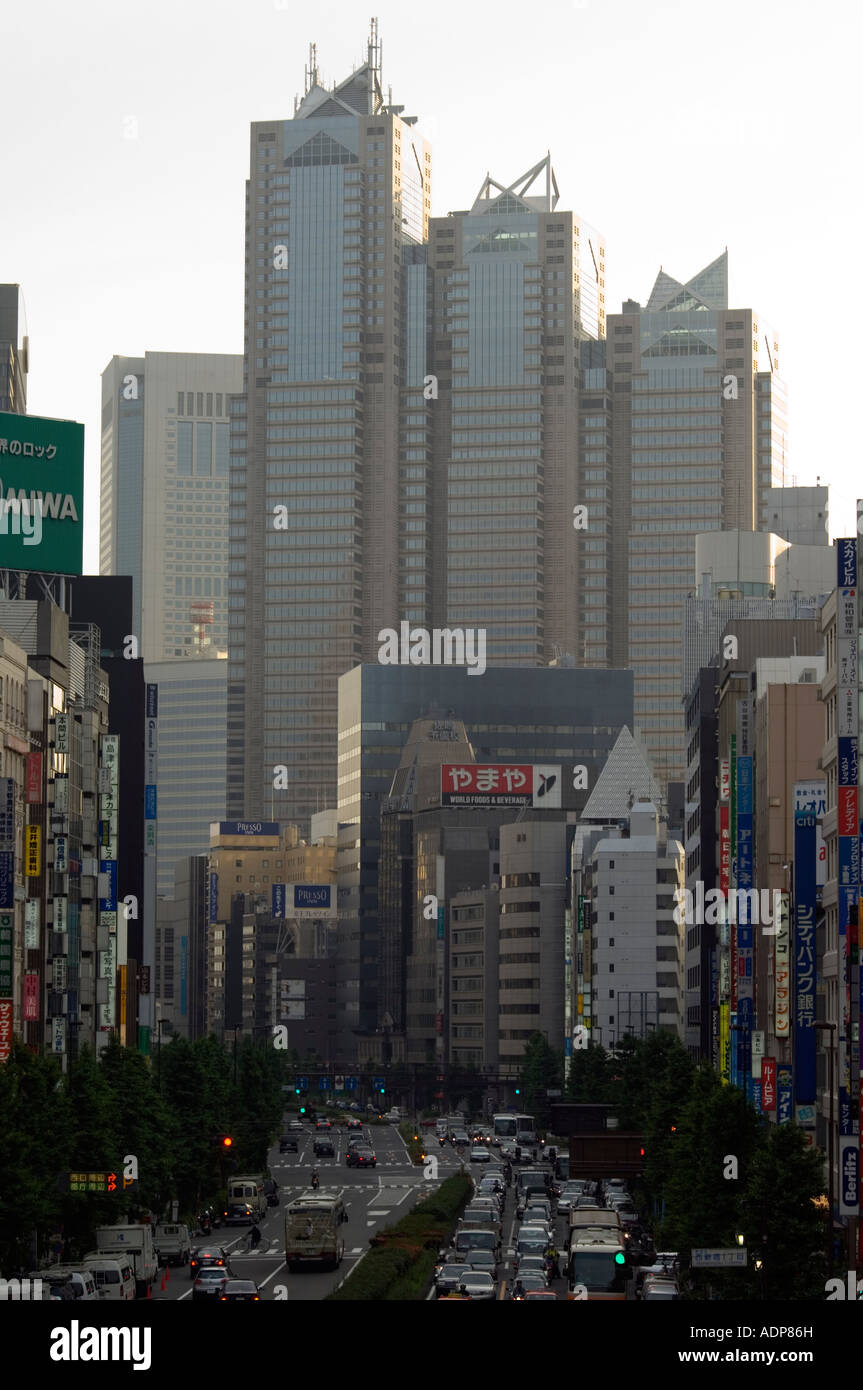 Park Hyatt Hotel perso nella traduzione del traffico in Shinjuku Tokyo Giappone Asia Foto Stock