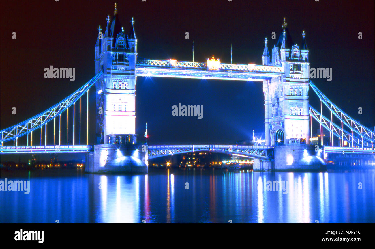 London Tower Bridge di notte Londra Inghilterra Foto Stock