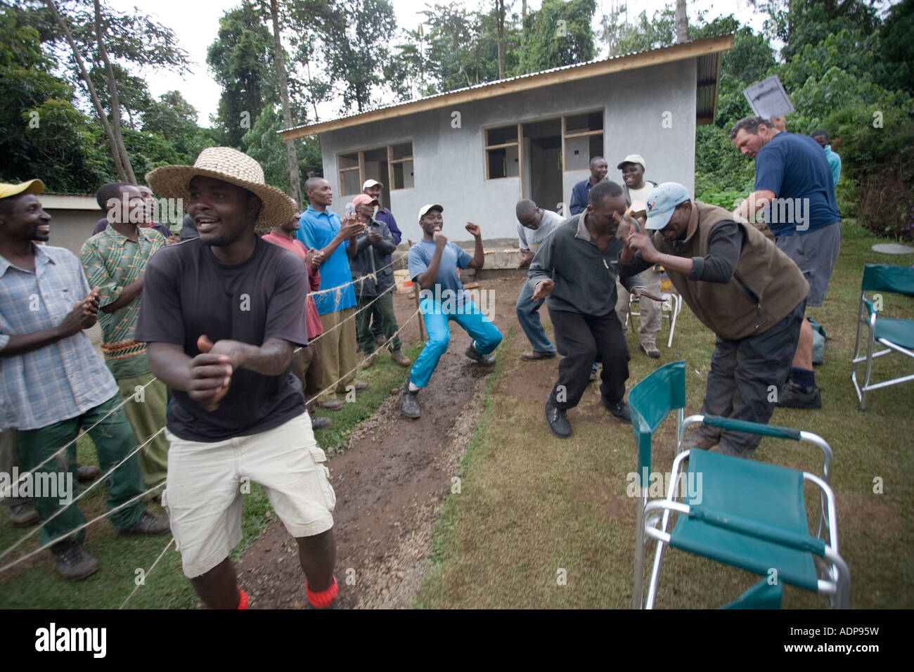 Africa Tanzania Parco Nazionale del Kilimanjaro Climbing cerimonie facchini eseguire festeggiamenti di canto e danza al Gate Mweka Foto Stock