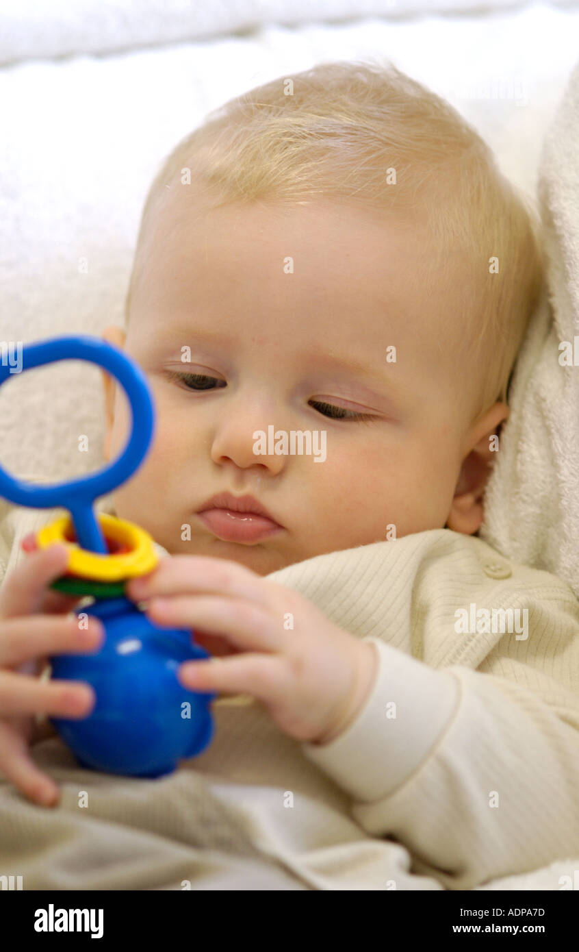 Baby boy giocare con un giocattolo Foto Stock
