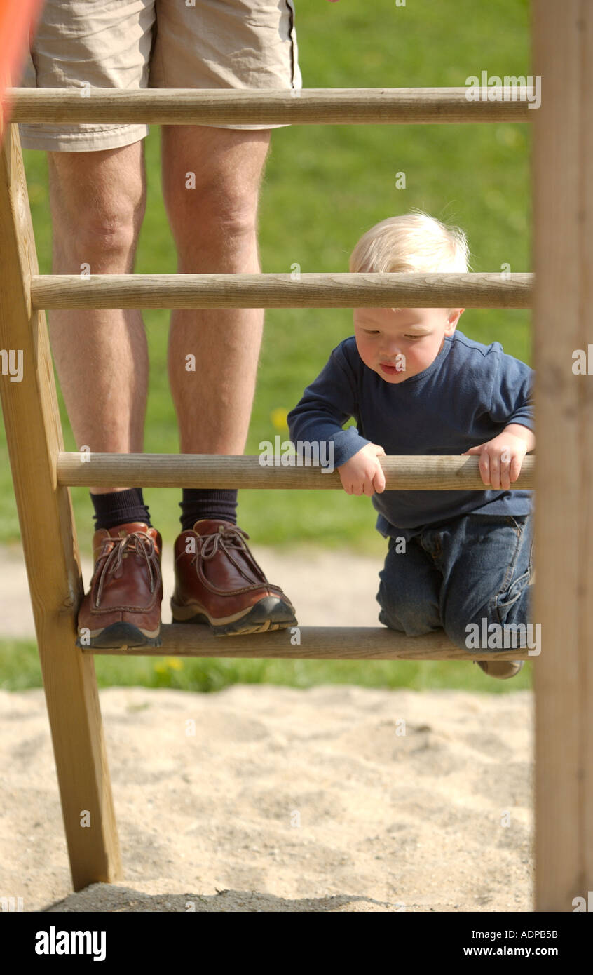 Little Boy a salire le scale Foto Stock
