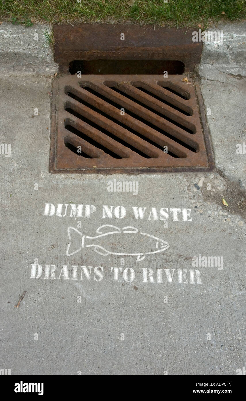 Strada di città Storm ecologia di scarico etichetta indicante il collegamento diretto al fiume con nessun trattamento delle acque di scarico Foto Stock